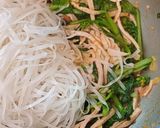 Hình bước làm 3 của món Bánh đa Quỳnh Côi xào giò nạc