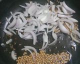 प्याज मूंग दाल कचौड़ी (pyaz moong dal kachodi recipe in Hindi) रेसिपी चरण 3 फोटो