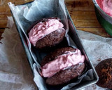 Foto del paso 5 de la receta: Corte de helado de fresa y frambuesas con galletas de chocolate