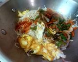A picture of step 2 of Singaporean Rice with Noodles.