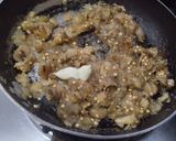 Foto del paso 4 de la receta: Tortilla🍆🧀 rellena🌯 de berenjena tatemada, cebolla🌰, queso🍐 y pera🥙🫓🧀