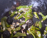Foto del paso 6 de la receta: Pollo de corral con setas y ciruelas