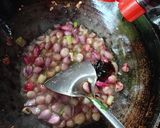 Foto langkah ke 6 dari resep Sayap Ayam Goreng Oseng Bawang.