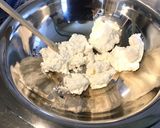 Une image de l'étape 4 de Salade de concombres marinés au chèvre frais, citron, oignon rouge et persil.