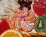 Une image de l'étape 3 de Assiette composée de fruits frais coupés et fruits a coque 🍴.