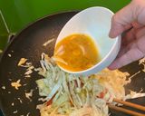 Hình bước làm 4 của món Bắp cải xào trứng