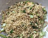 Foto langkah ke 4 dari resep Mie Goreng Ayam Kecap.