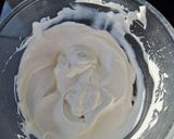 Une image de l'étape 1 de Génoise à la confiture de kiwis et crème au yaourt.