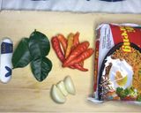 Foto langkah ke 1 dari resep Indomie Pedas Daun Jeruk.