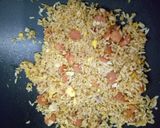 Foto langkah ke 7 dari resep Nasi goreng sosis irit bahan.