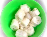 Foto langkah ke 1 dari resep Smoothie Buah Naga + Pisang.