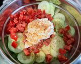 Une image de l'étape 6 de Salades de concombre à la crème, tomates, roquefort et aneth.