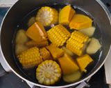 Foto langkah ke 2 dari resep Sayur bening labu merah, jagung dan oyong.