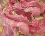 Foto del paso 3 de la receta: Conejo guisado al ajillo con calabacín