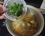 Foto langkah ke 5 dari resep Sop Ayam atau Bakso Gurih Simpel.