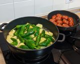 Foto del paso 1 de la receta: Día de excesos: fritura de patatas, chorizos y pimientos semipicantes con secreto ibérico