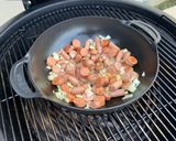 Une image de l'étape 3 de Riz sauté aux saucisses sur BBQ au charbon.