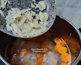 Foto langkah ke 4 dari resep Sup Kimlo Kembang Tahu Simple.