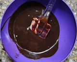 Foto del paso 18 de la receta: 🍌Torta helada / Postre banana split - con dulce de leche y mantequilla de maní bañado en chocolate🍌