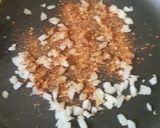 Foto del paso 3 de la receta: Filete de trucha asalmonada con salsa de chile seco y pepitas