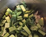 Une image de l'étape 2 de Soupe anti gaspi au chou romanesco,fines herbes et pissenlit au bouillon de champignons.