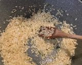 Foto del passaggio 2 della ricetta Risotto al pomodoro con riduzione di basilico 🌿