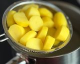 Une image de l'étape 2 de Salade de hareng fumé, pommes de terre et coriandre.
