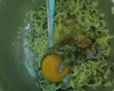 Foto langkah ke 2 dari resep Dadar Indomie Ikan Teri Basah.