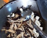 Foto langkah ke 3 dari resep Tumis jamur shitake kering dan tahu putih.