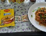 A picture of step 9 of Maggi noodles mix vegetables Chinese Hakka noodles style.