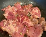 Hình bước làm 2 của món Thịt nạc vai hầm táo (Stewed Meat with Apples)