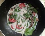Foto langkah ke 3 dari resep Creamy Carbonara with Steamed Honey Barbeque Chicken and Sausage.