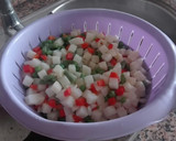Foto del paso 2 de la receta: Ensaladilla de gambas, surimi, huevo, aceitunas, atún y verdura