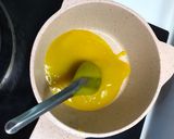 Hình bước làm 1 của món Súp bí đỏ thịt ức gà ram xé topping lá mùi tây