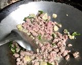 รูปขั้นตอนการทำที่ 2 ของ ผัดพริกกระเพราหน่อไม้หมูสับ