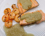 Foto del paso 8 de la receta: Salmón con vinagreta de alcaparras y miel con langostinos al ajillo