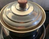 A picture of step 1 of Dum wali chai.