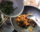 Foto langkah ke 5 dari resep Cumi goreng tepung pedas sambal daun kemangi.