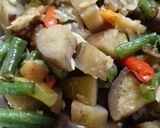 Foto langkah ke 5 dari resep Oseng terong dan kacang panjang.