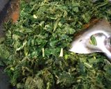 Foto langkah ke 4 dari resep Oseng daun pepaya & daun singkong.