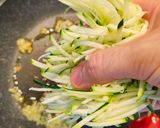 Foto del paso 3 de la receta: Zoodles de calabacín con espaguetis de merluza