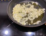 Foto del paso 3 de la receta: Salmón con patatas fritas y pimientos fritos