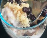 A picture of step 1 of Forest berry yoghurt parfait.