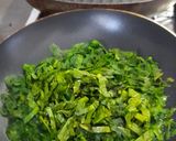 Foto del paso 2 de la receta: Papas salteadas con espinacas a la crema