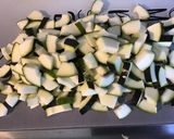 Une image de l'étape 2 de Saucisses de Toulouse grillées courgette épicée et herbes aromatiques.