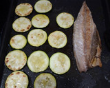 Foto del paso 1 de la receta: Verdel con calabacín a la plancha y refrito de ajos