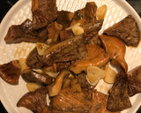 Foto del paso 6 de la receta: Rovellons y esclatasangs(Níscalos) al ajillo