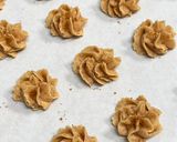 Foto langkah ke 5 dari resep Lotus Biscoff Butter Cookies.
