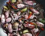 Foto langkah ke 3 dari resep Tumis cumi hitam pedas.