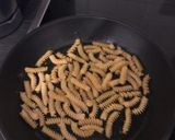 Foto del passaggio 1 della ricetta Fusilli risottati con taleggio e pere
